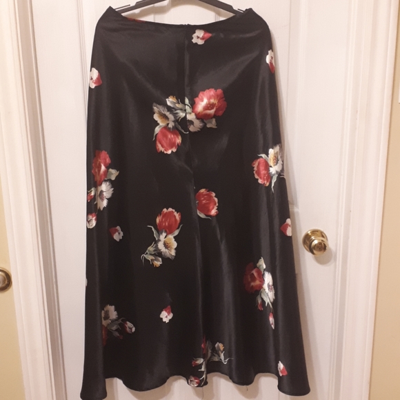 LADIES BEECHERS BROOK BLACK FLORAL SKIRT - Picture 3 of 8